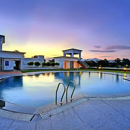 Royal Sarovar Portico Силигури Екстериор снимка
