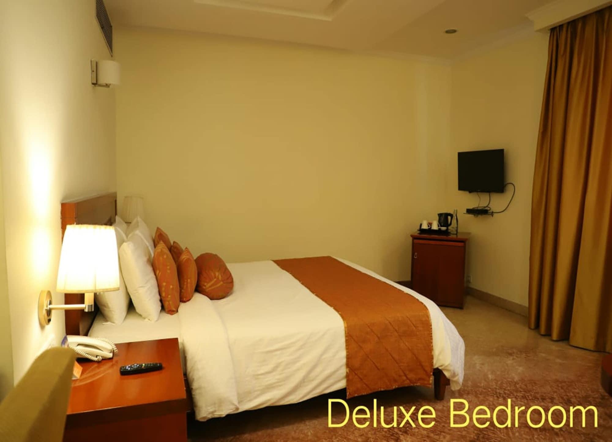 Royal Sarovar Portico Силигури Екстериор снимка