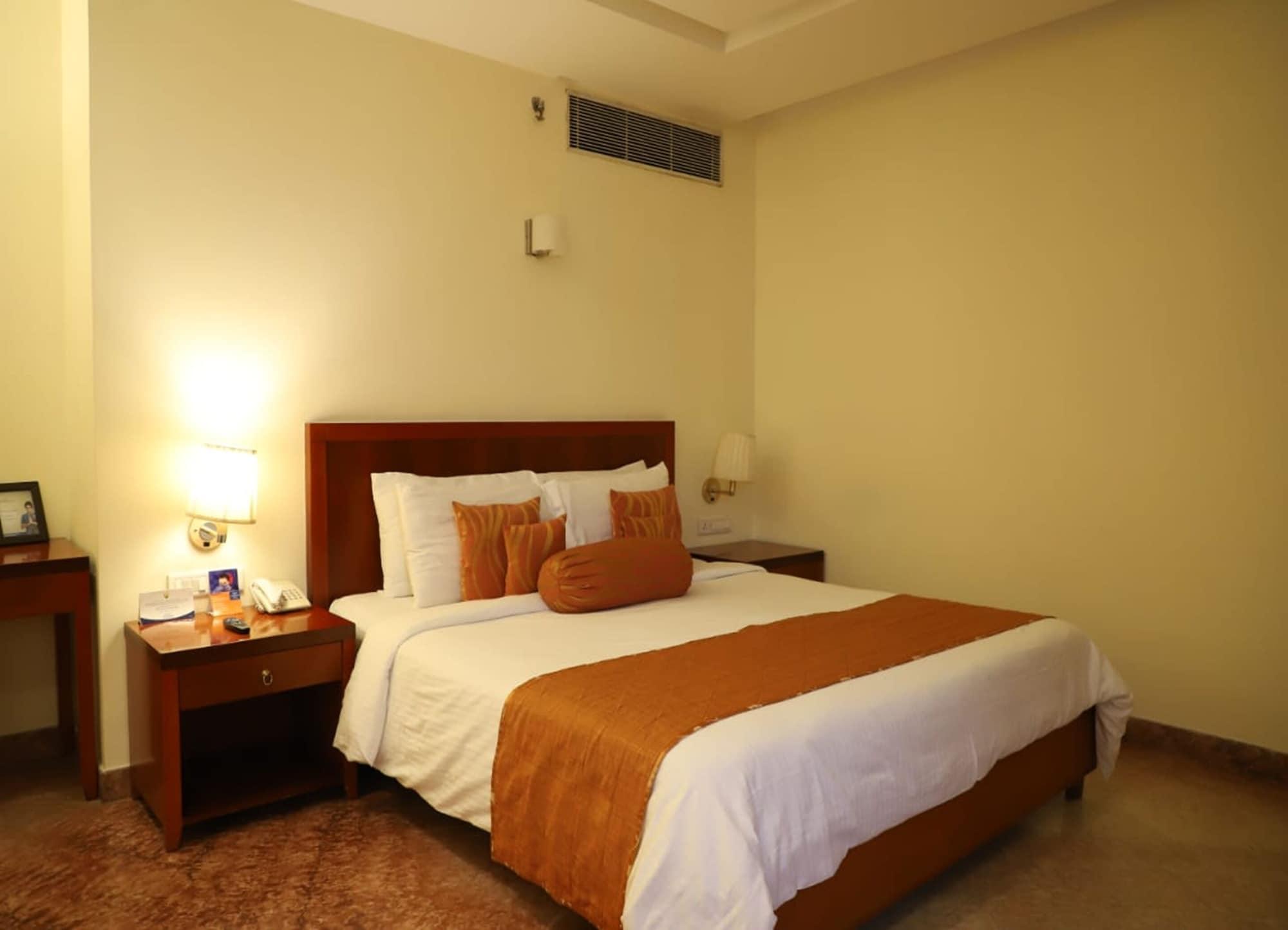Royal Sarovar Portico Силигури Екстериор снимка