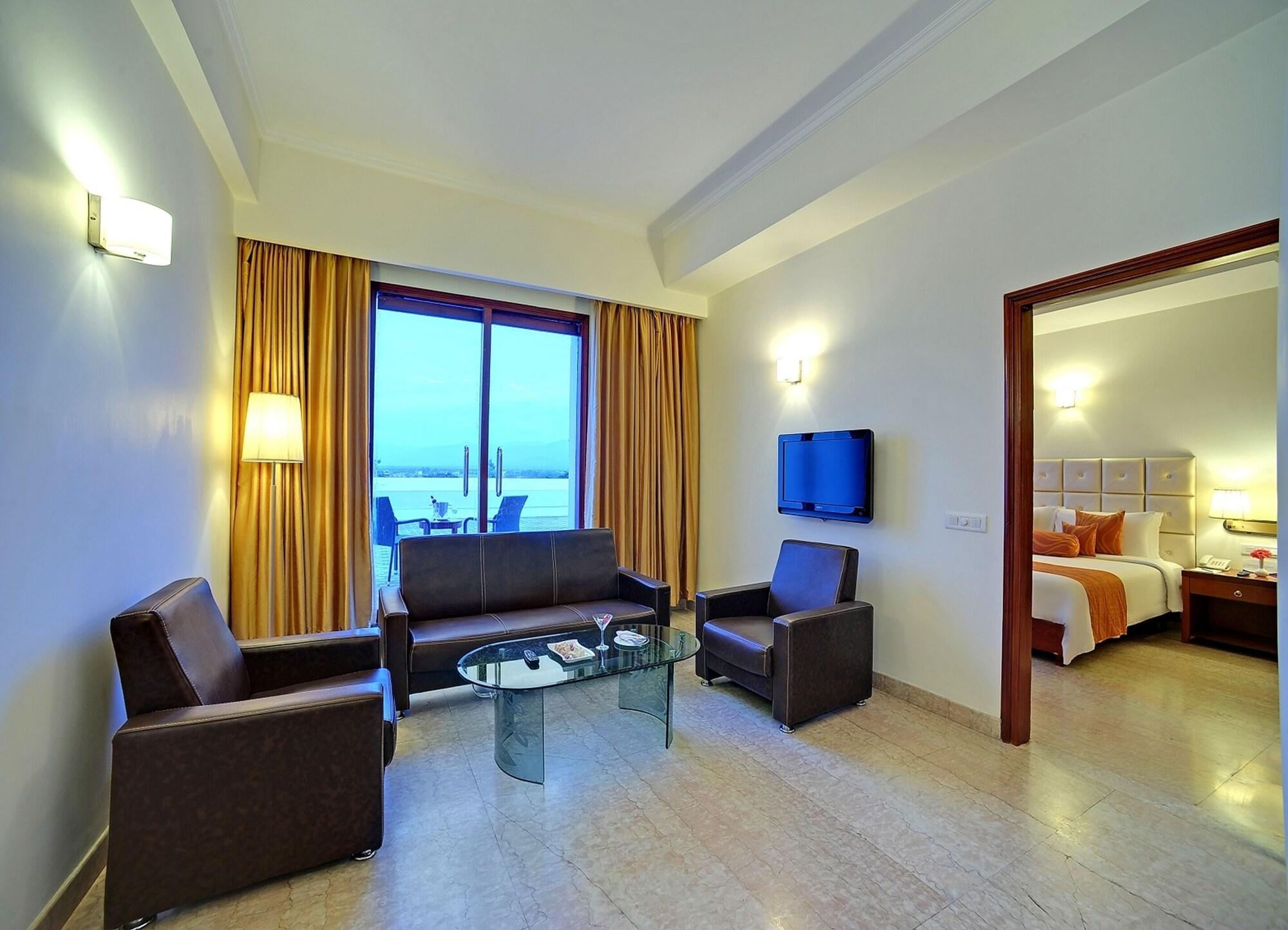 Royal Sarovar Portico Силигури Екстериор снимка