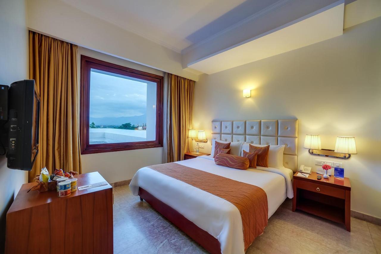 Royal Sarovar Portico Силигури Екстериор снимка