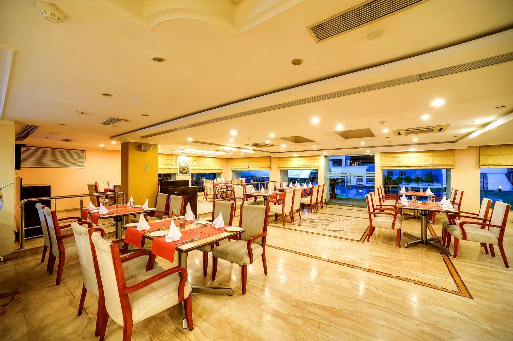Royal Sarovar Portico Силигури Екстериор снимка