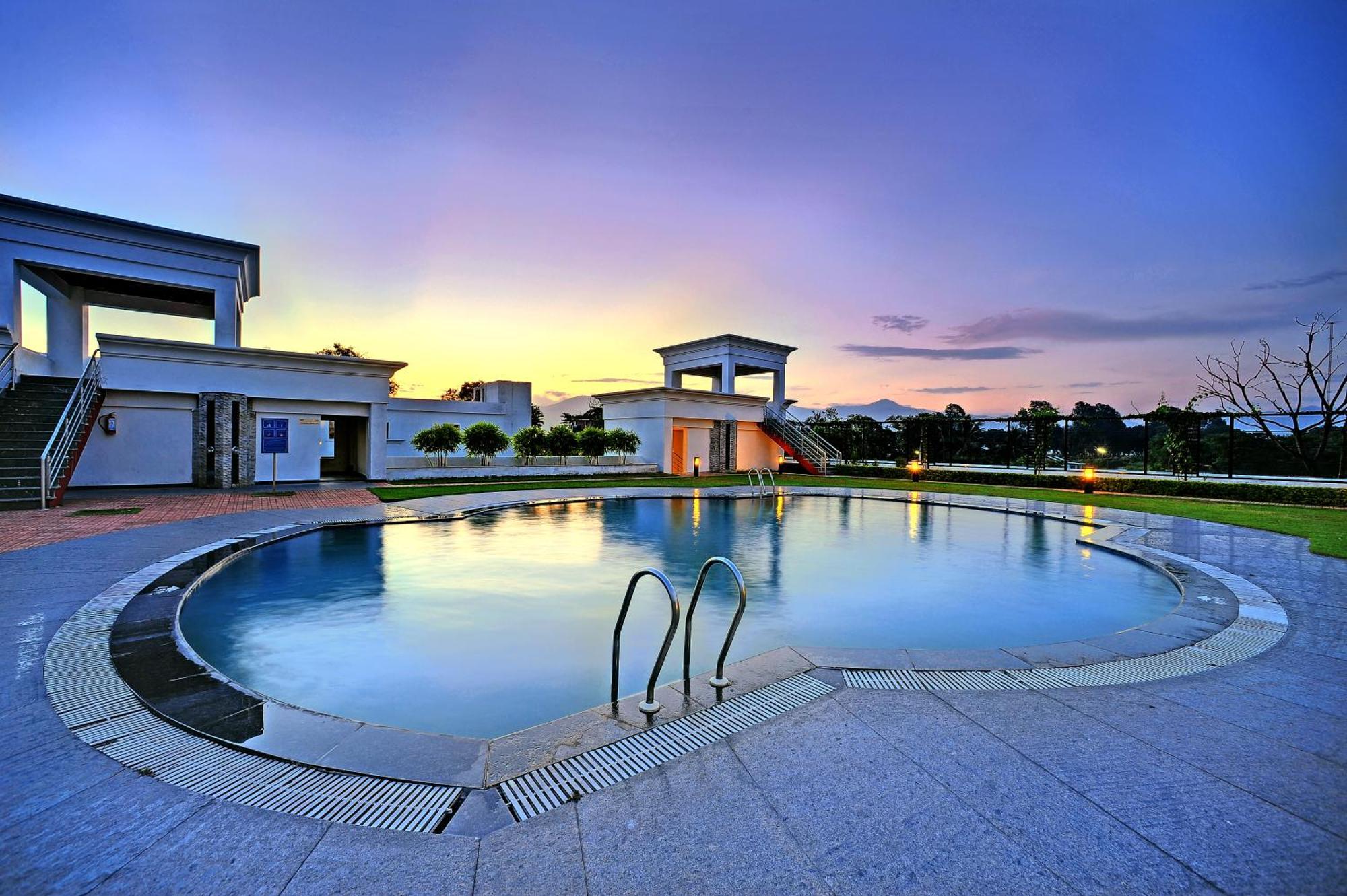 Royal Sarovar Portico Силигури Екстериор снимка