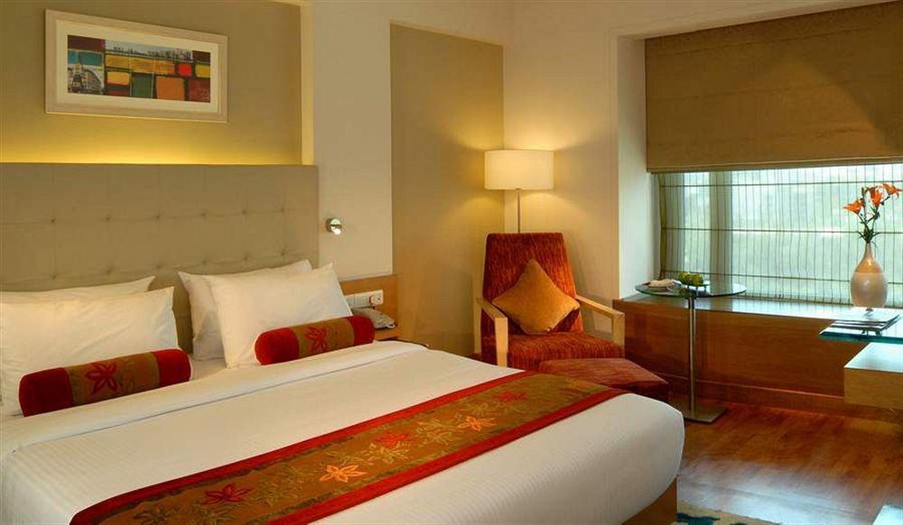 Royal Sarovar Portico Силигури Екстериор снимка