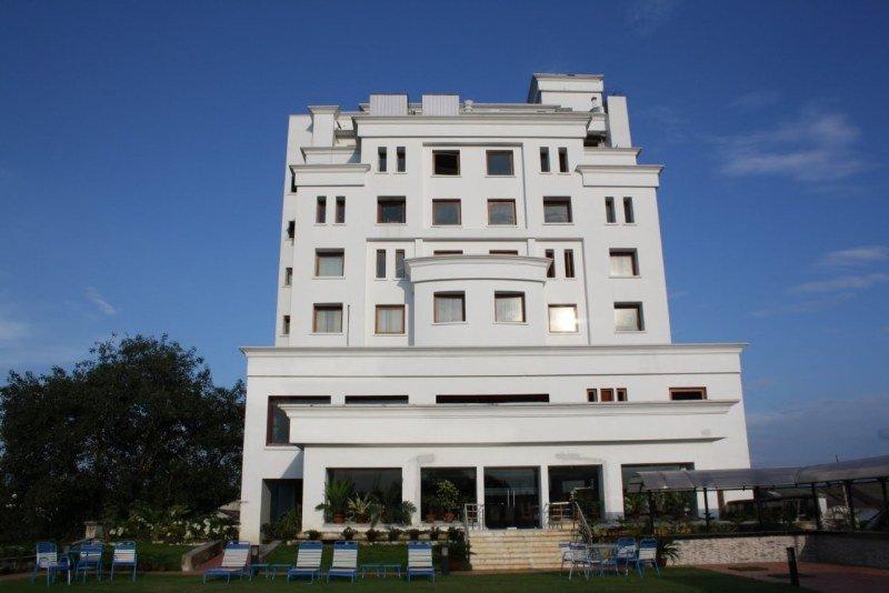 Royal Sarovar Portico Силигури Екстериор снимка