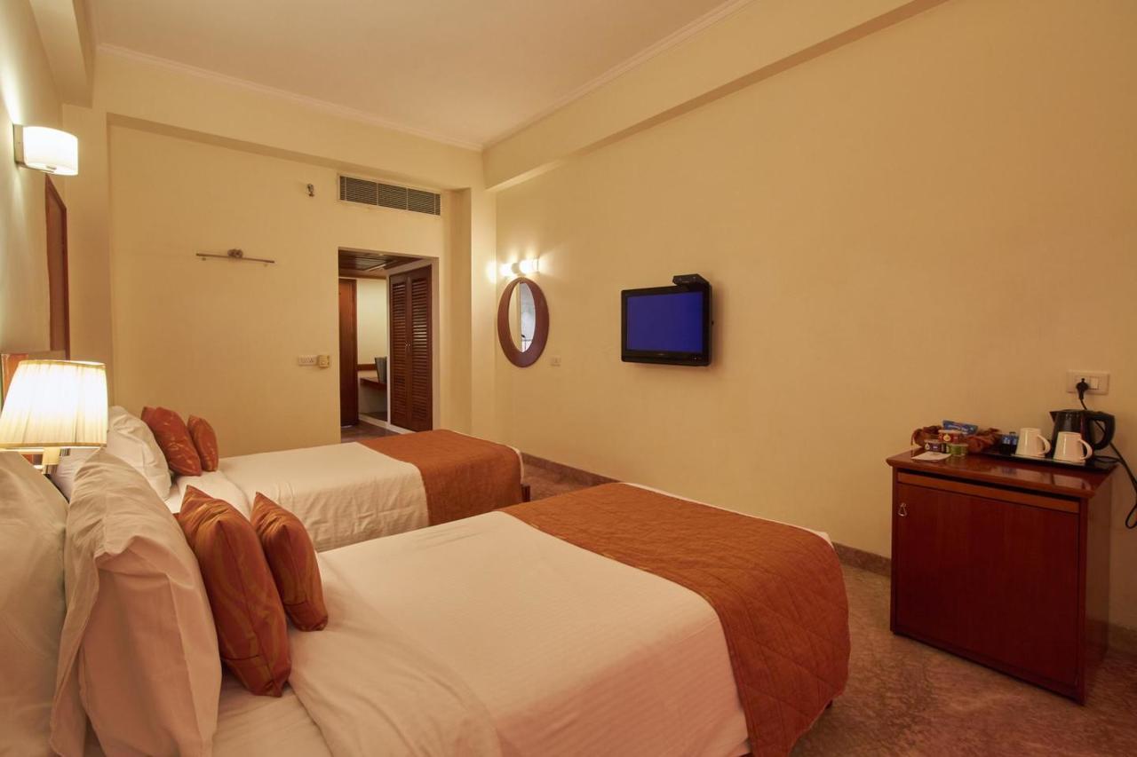 Royal Sarovar Portico Силигури Екстериор снимка
