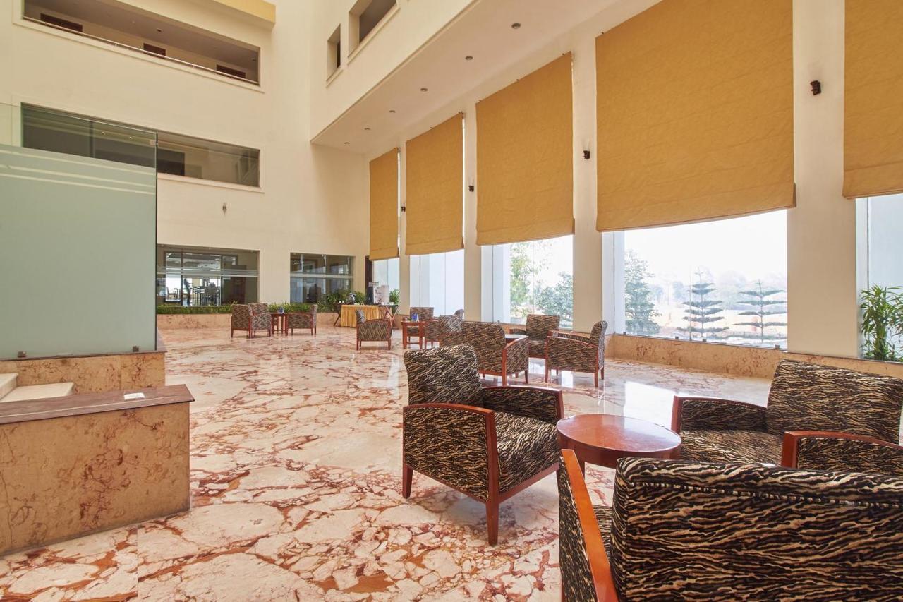 Royal Sarovar Portico Силигури Екстериор снимка