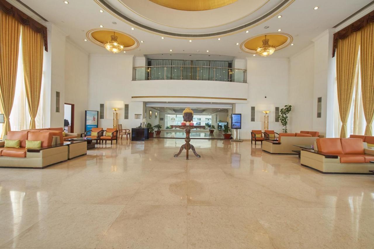 Royal Sarovar Portico Силигури Екстериор снимка