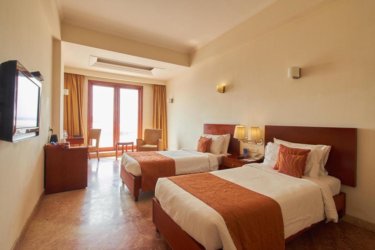 Royal Sarovar Portico Силигури Екстериор снимка