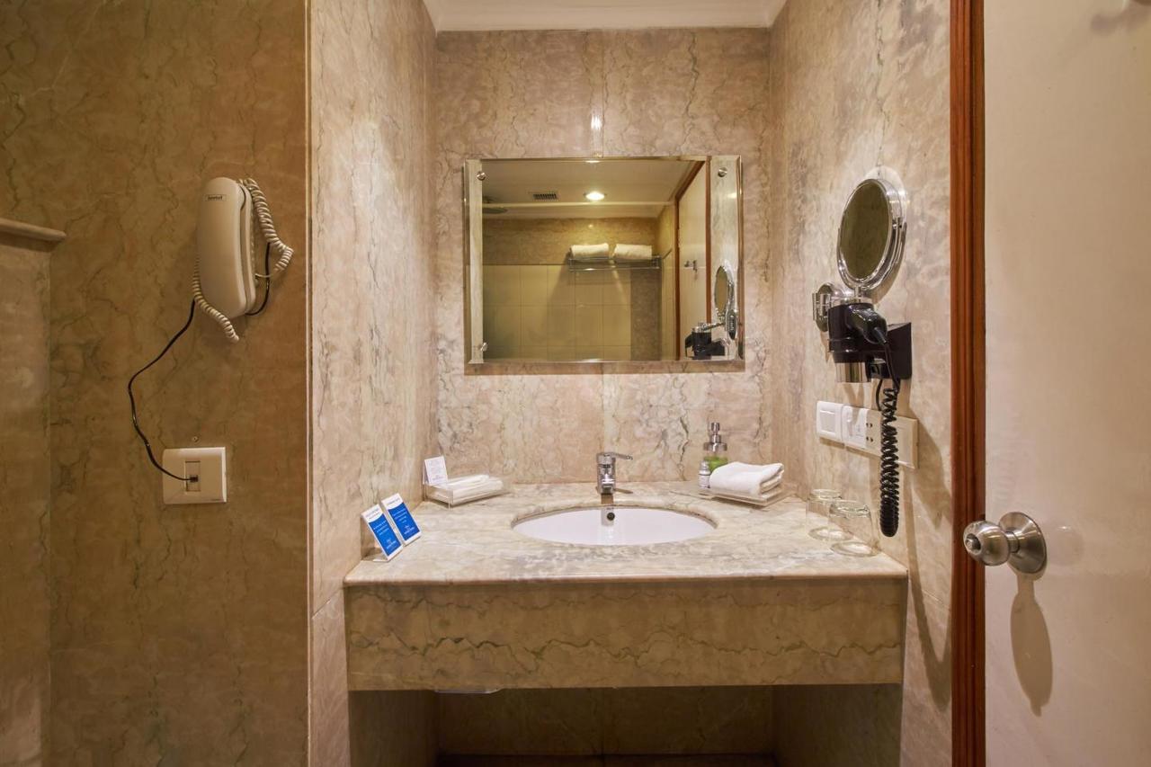 Royal Sarovar Portico Силигури Екстериор снимка