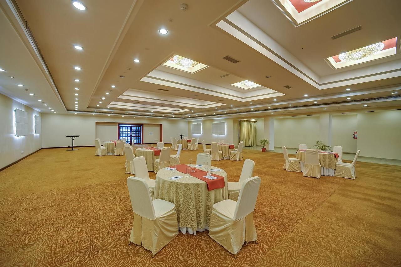 Royal Sarovar Portico Силигури Екстериор снимка