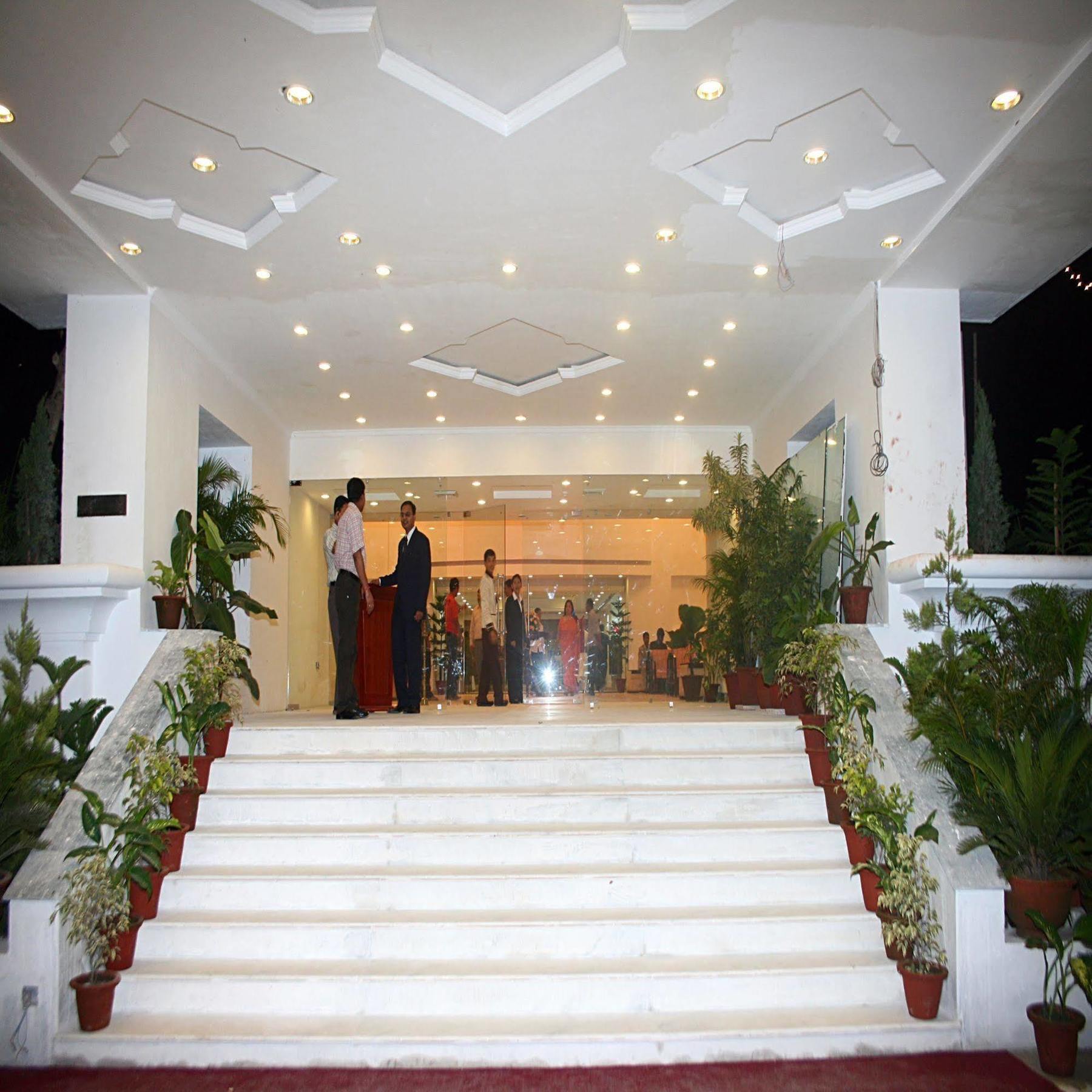 Royal Sarovar Portico Силигури Екстериор снимка