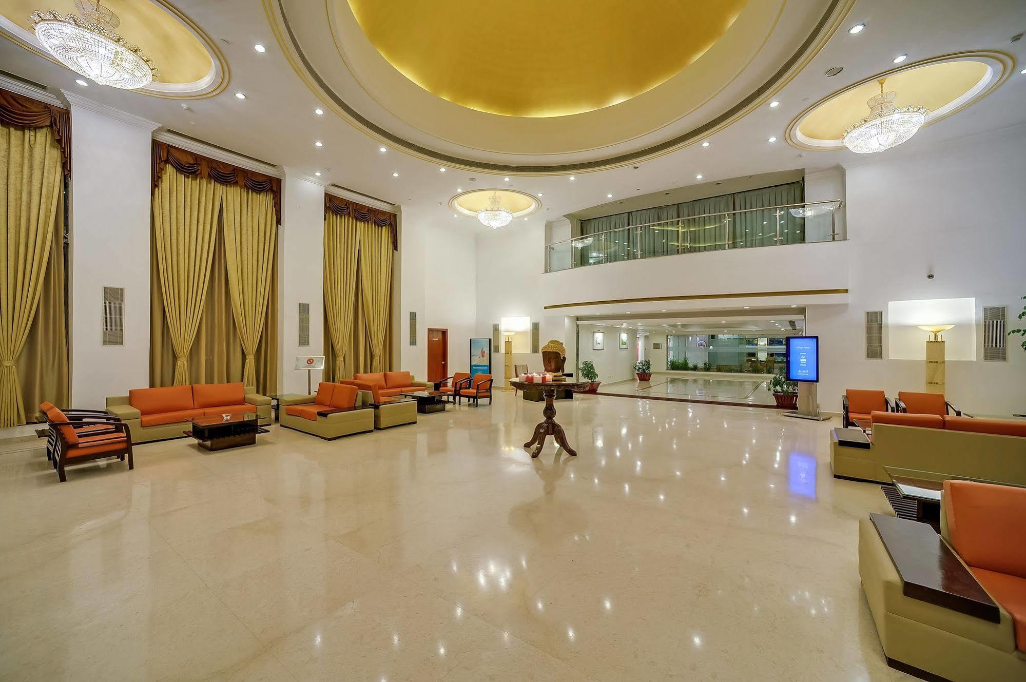 Royal Sarovar Portico Силигури Екстериор снимка