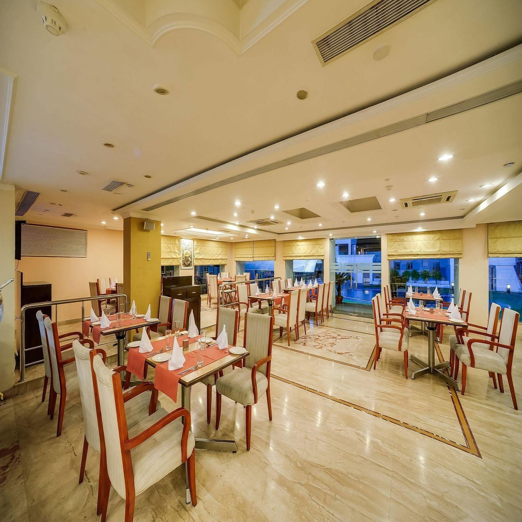 Royal Sarovar Portico Siliguri Hotel Екстериор снимка