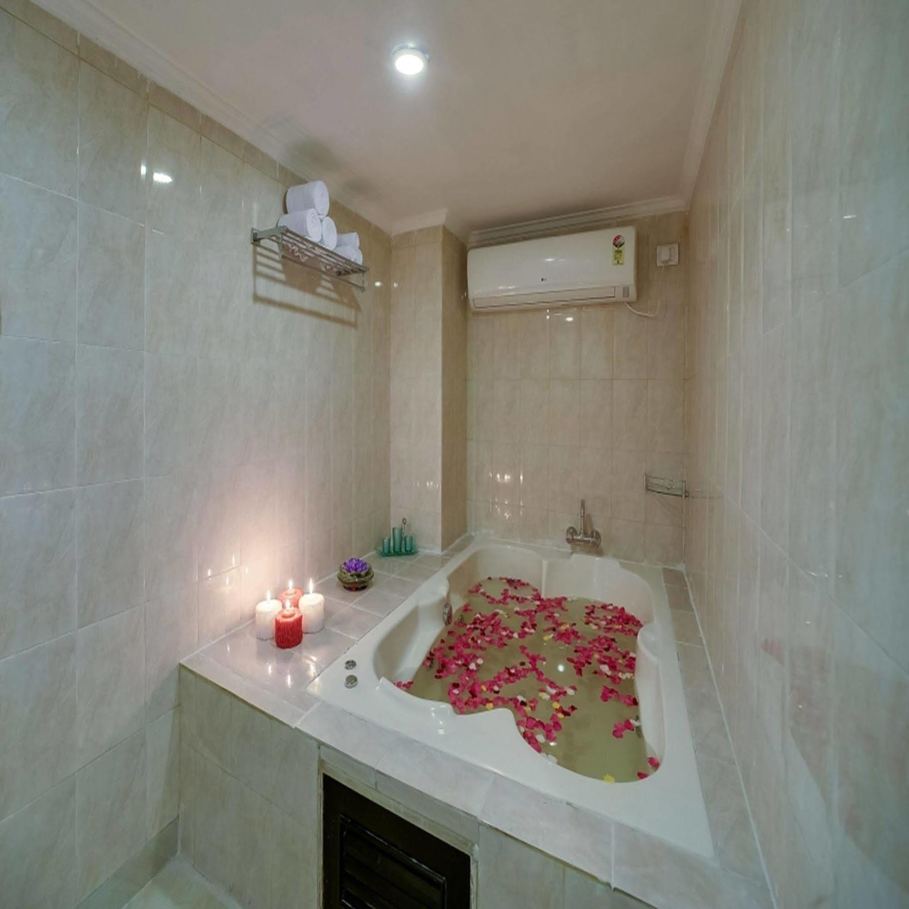Royal Sarovar Portico Силигури Екстериор снимка