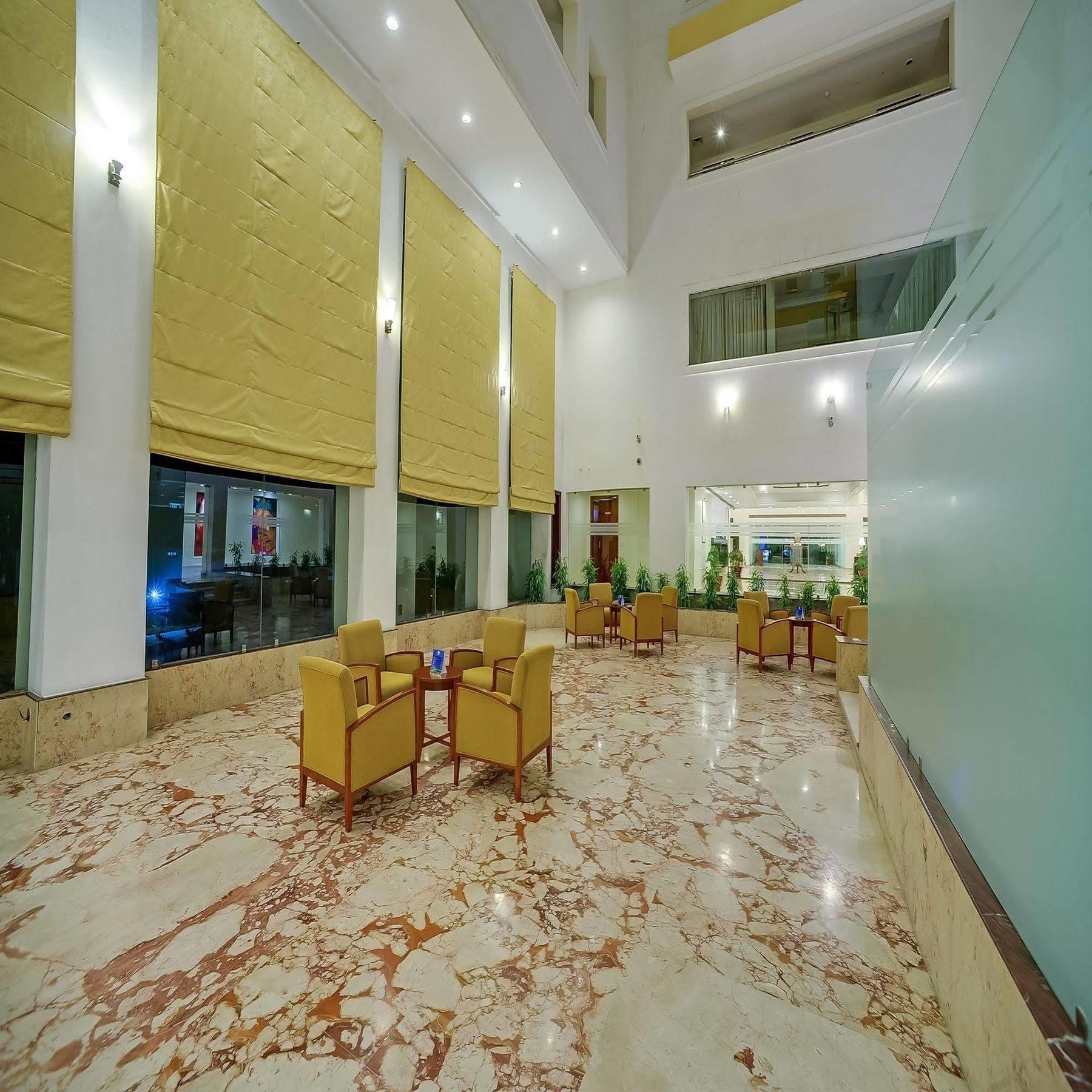 Royal Sarovar Portico Силигури Екстериор снимка