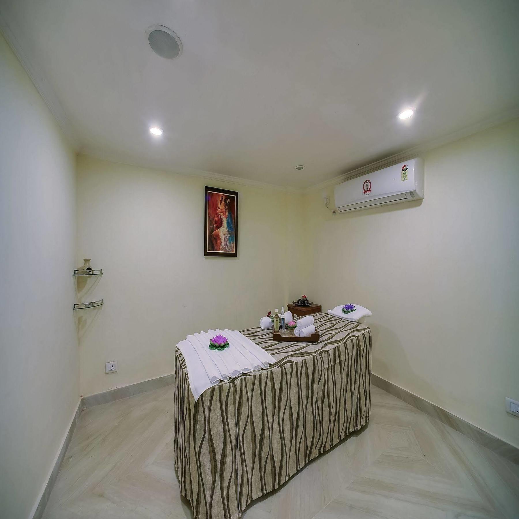 Royal Sarovar Portico Силигури Екстериор снимка