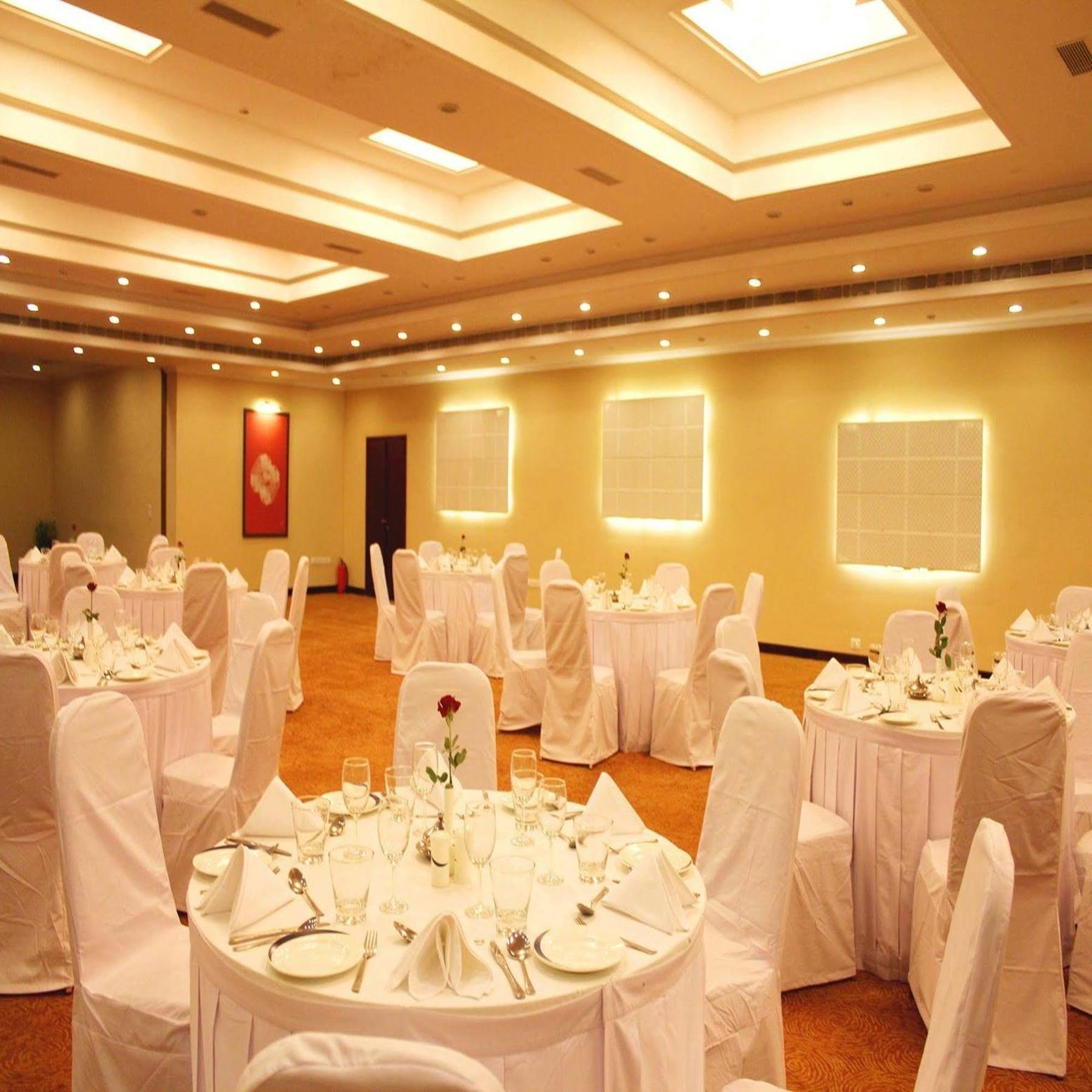 Royal Sarovar Portico Силигури Екстериор снимка