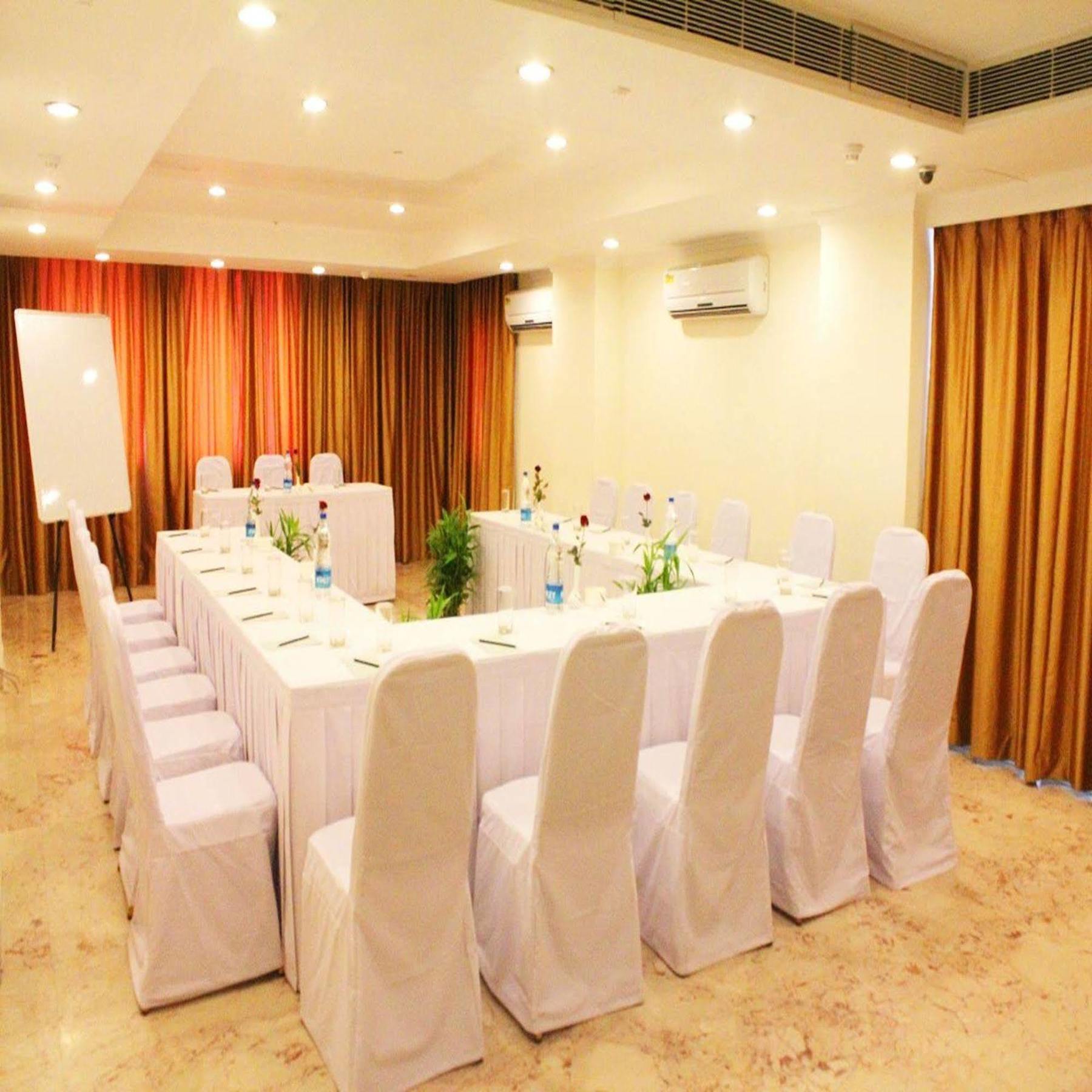 Royal Sarovar Portico Силигури Екстериор снимка