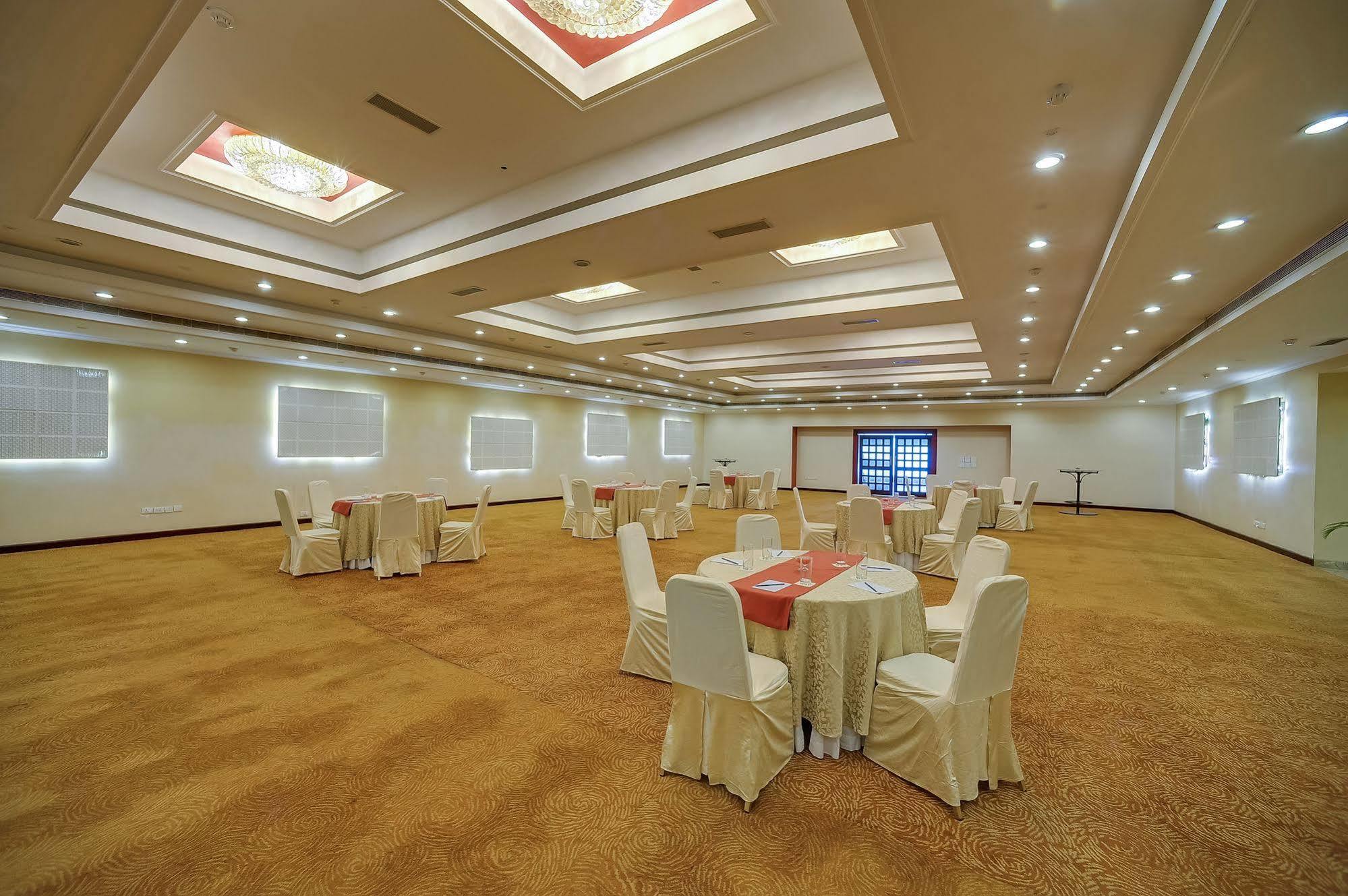 Royal Sarovar Portico Силигури Екстериор снимка