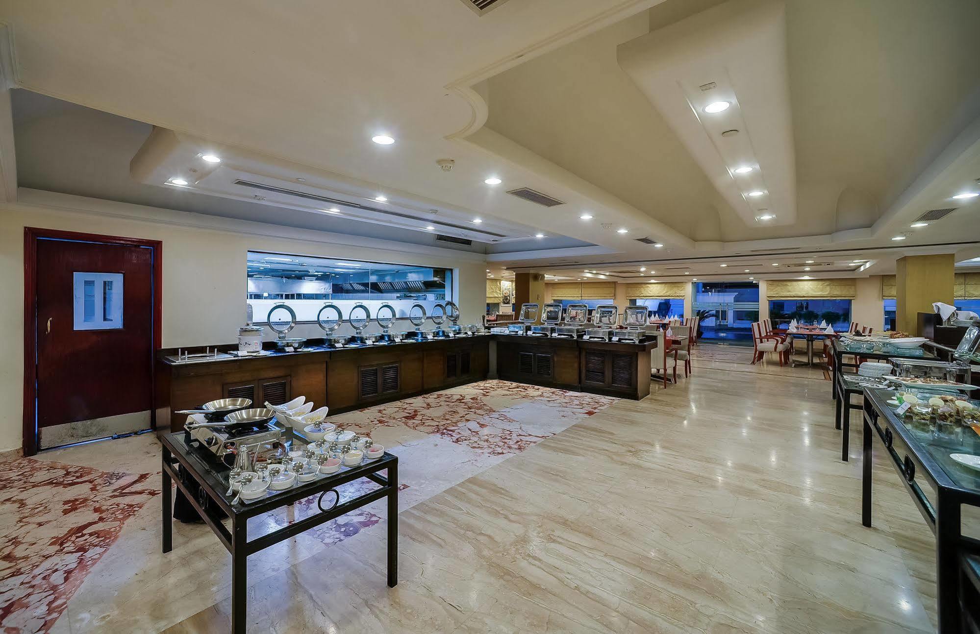 Royal Sarovar Portico Силигури Екстериор снимка