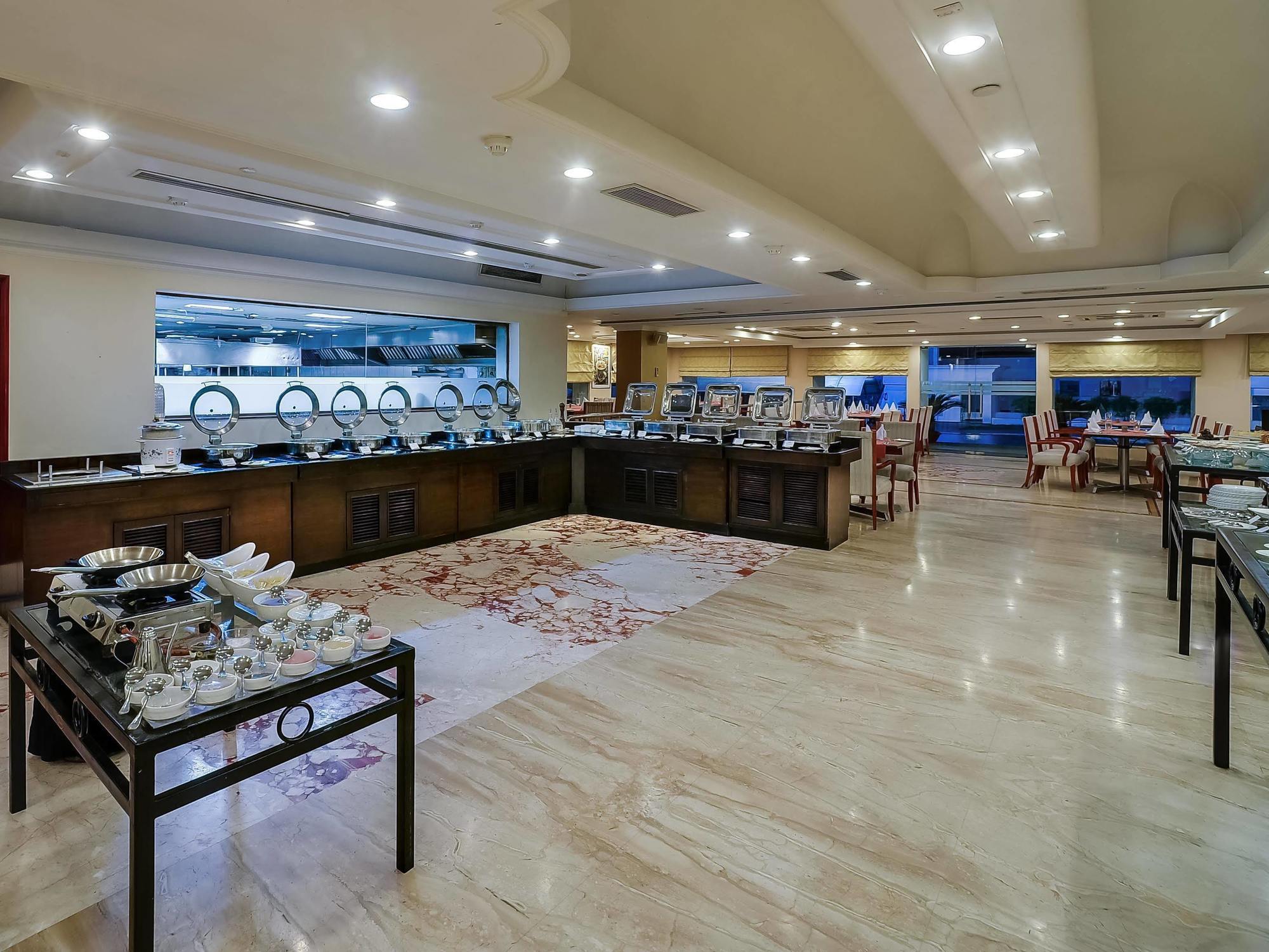 Royal Sarovar Portico Силигури Екстериор снимка