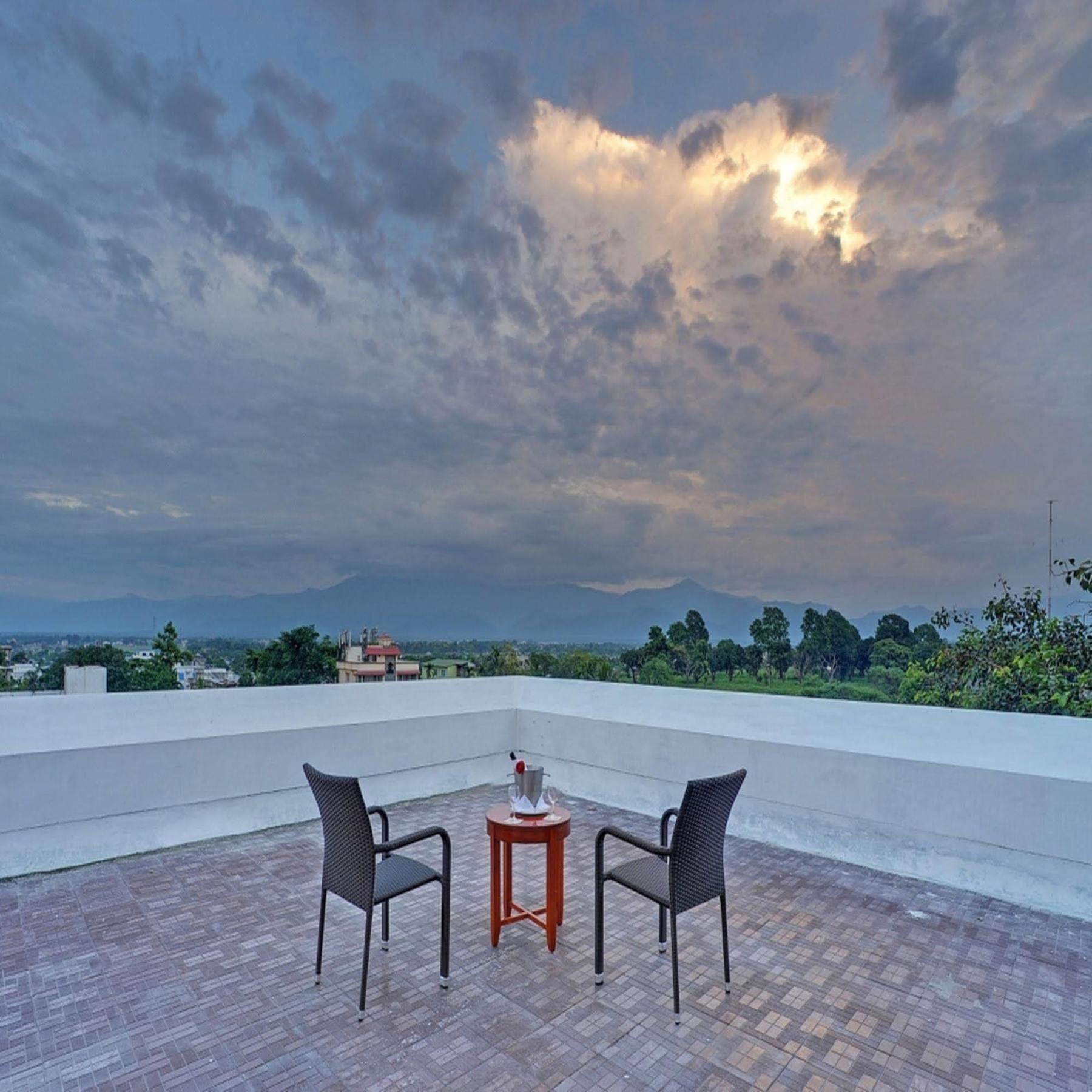 Royal Sarovar Portico Силигури Екстериор снимка